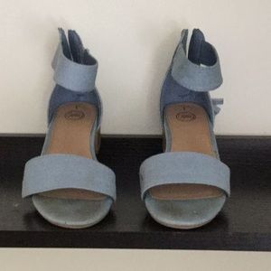 High heel blue shoes